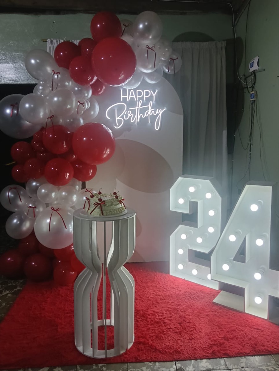 Decoración Happy Birthday con neón