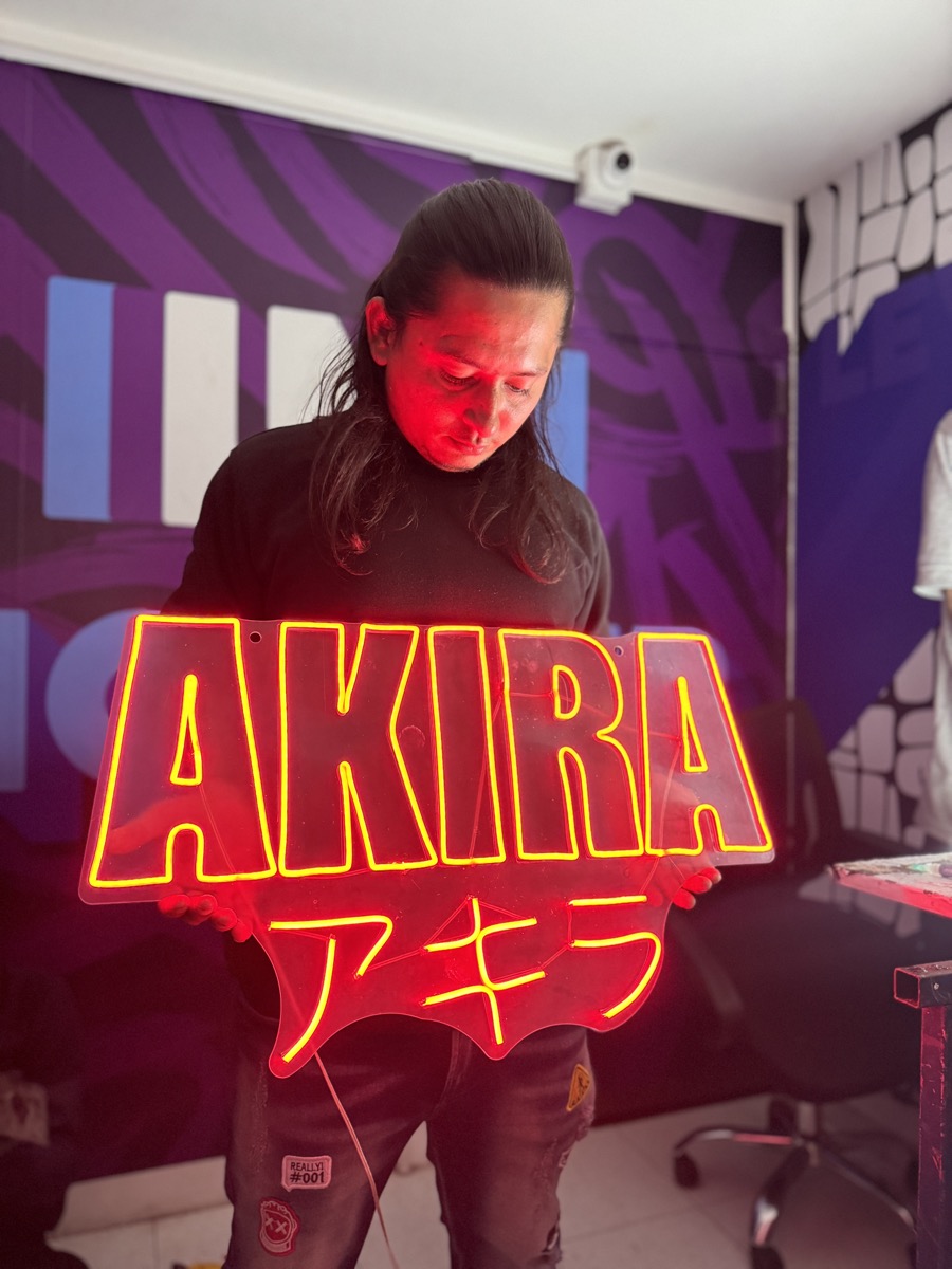 Neón AKIRA anime rojo naranja
